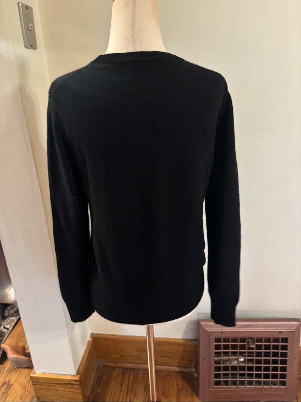 Quince Mongolian Cashmere Crewneck Sweater in Black, size large - Picture 5 of 6